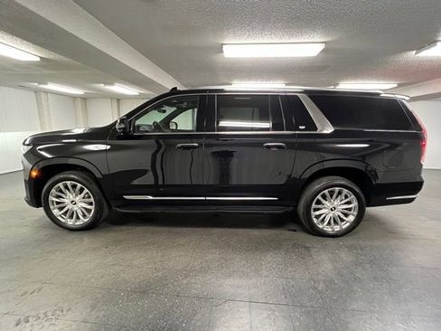 Used 2023 Cadillac Escalade ESV Premium Luxury image 3