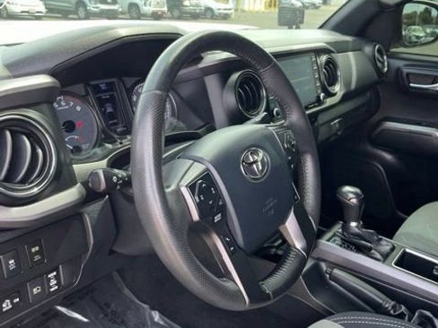 Used 2020 Toyota Tacoma TRD Off-Road w/ Technology Package AWD/4WD image 13
