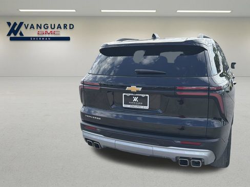 Used 2025 Chevrolet Traverse LT FWD image 5