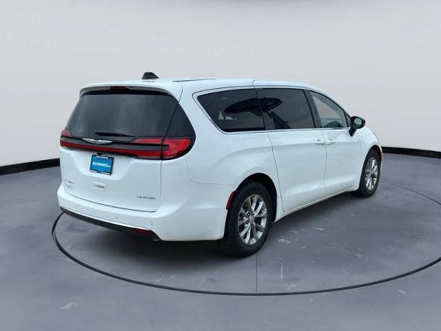 Used 2026 Chrysler Pacifica Limited FWD image 4