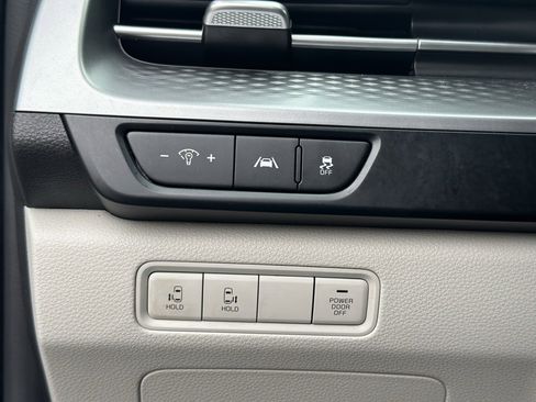 Used 2022 Kia Carnival LX image 30