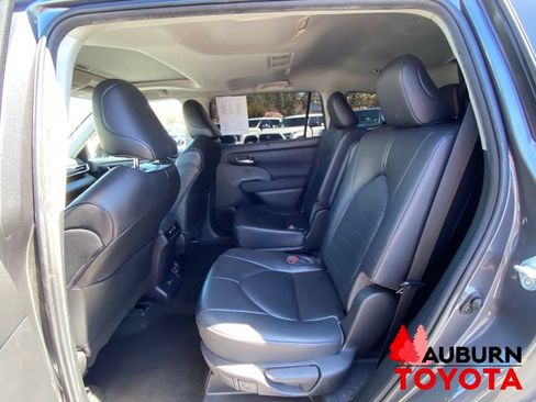 Used 2023 Toyota Highlander XLE AWD/4WD image 28