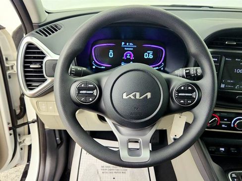 Used 2025 Kia Soul LX FWD image 14