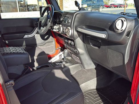 Used 2017 Jeep Wrangler Unlimited Sahara image 28