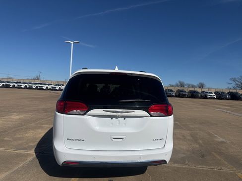 Used 2018 Chrysler Pacifica Limited image 12