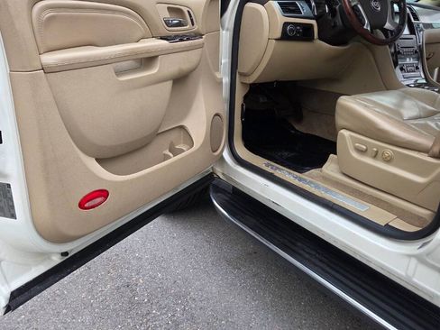 Used 2010 Cadillac Escalade ESV Luxury AWD/4WD image 25