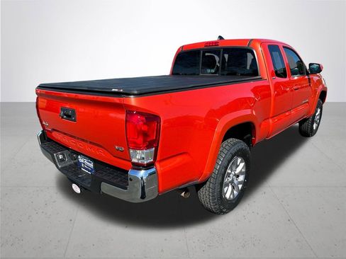 Used 2018 Toyota Tacoma SR5 AWD/4WD image 7