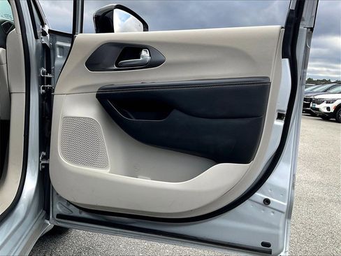 Used 2024 Chrysler Pacifica Touring-L image 11