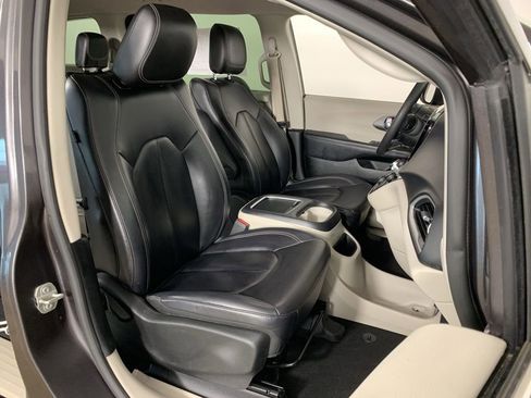 Used 2023 Chrysler Pacifica Touring-L image 37