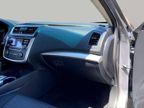 Used 2017 Nissan Altima FWD image 18
