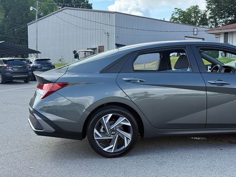 Used 2025 Hyundai Elantra Sport FWD image 9