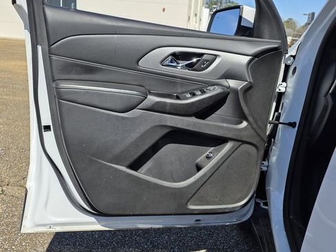 Used 2023 Chevrolet Traverse LT image 15