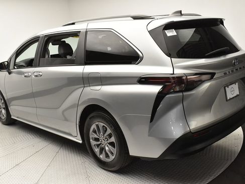 Used 2024 Toyota Sienna XLE FWD image 7