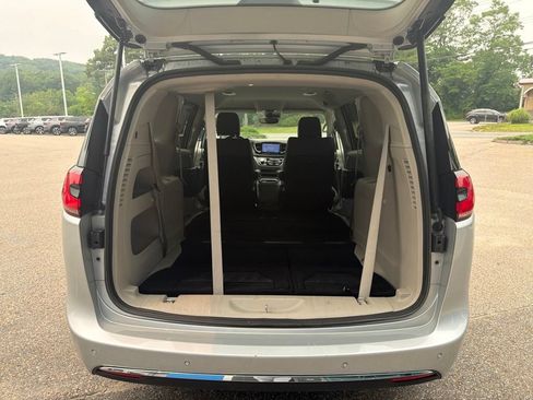 Used 2023 Chrysler Pacifica Touring-L FWD image 16