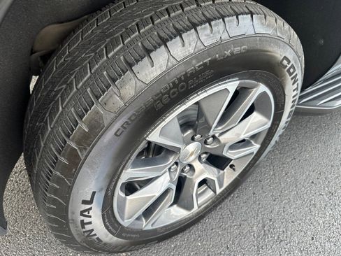 Used 2024 Chevrolet Suburban LT w/ Luxury Package image 12