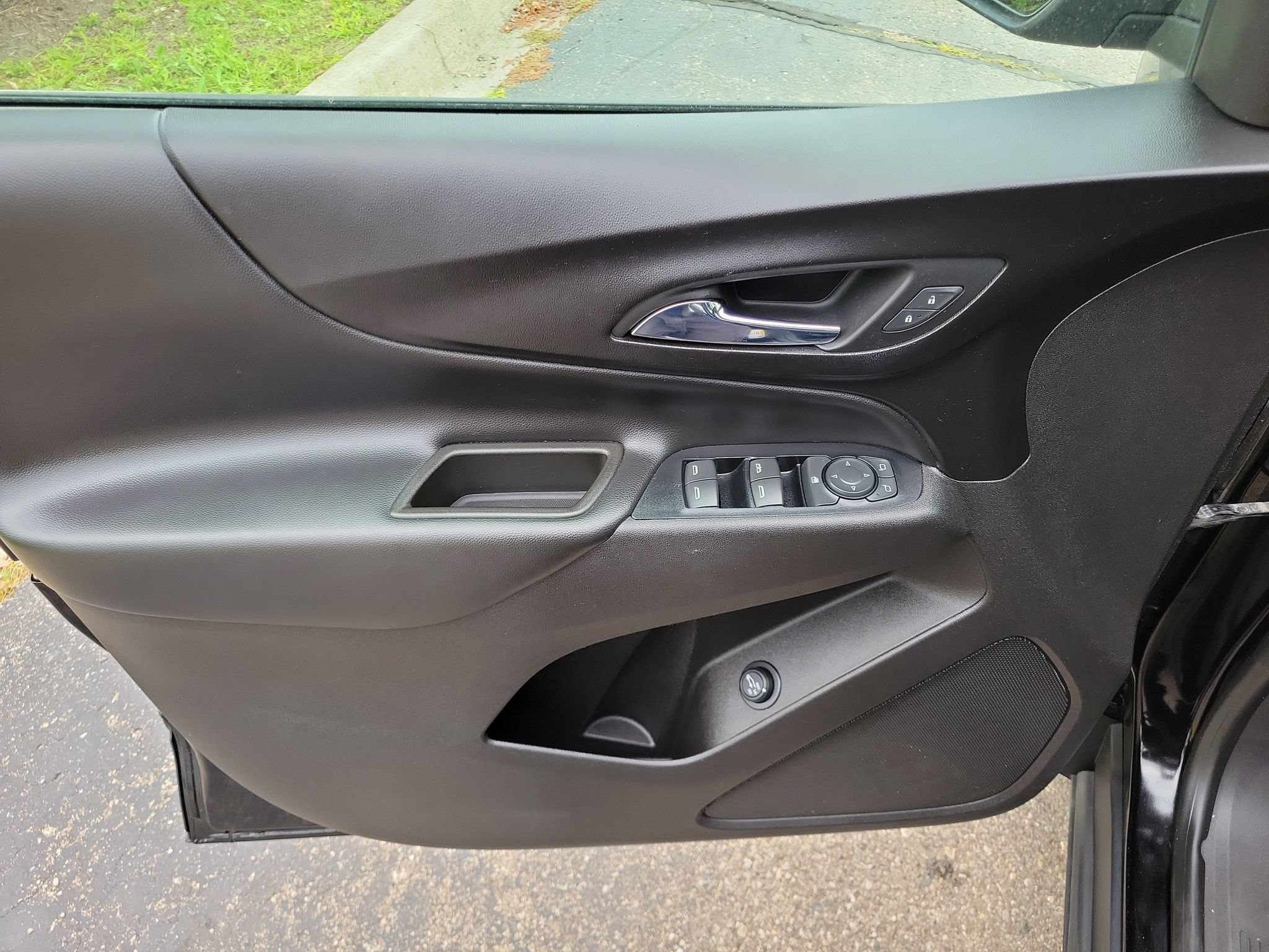 Used 2019 Chevrolet Equinox LT w/ Sun & Navigation Package FWD image 9