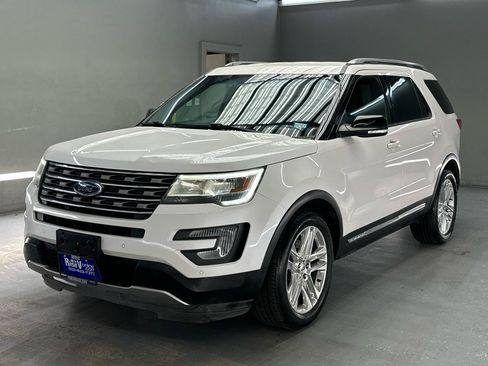 Used 2016 Ford Explorer XLT w/ Equipment Group 202A FWD image 3