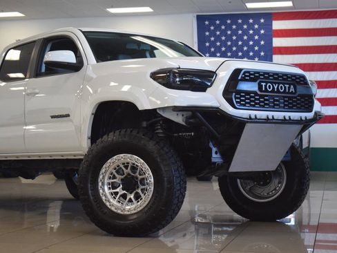 Used 2017 Toyota Tacoma SR5 image 4