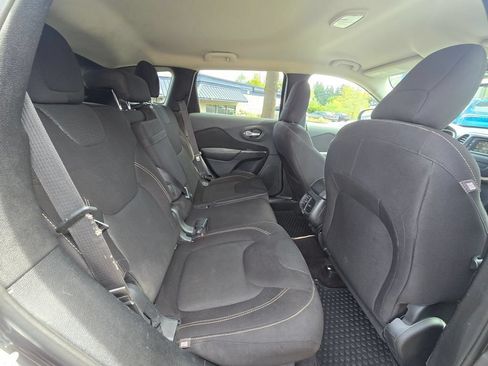 Used 2016 Jeep Cherokee Latitude w/ Cold Weather Group AWD/4WD image 12