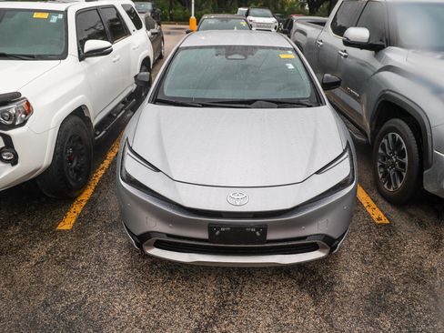 Used 2025 Toyota Prius Plug-In Hybrid FWD image 5
