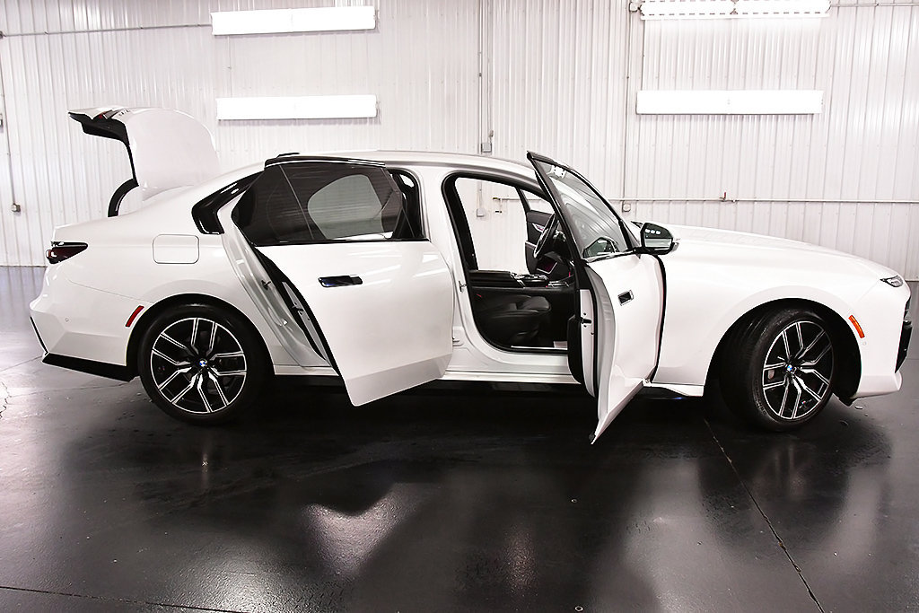 Used 2024 BMW 740i xDrive AWD/4WD image 30