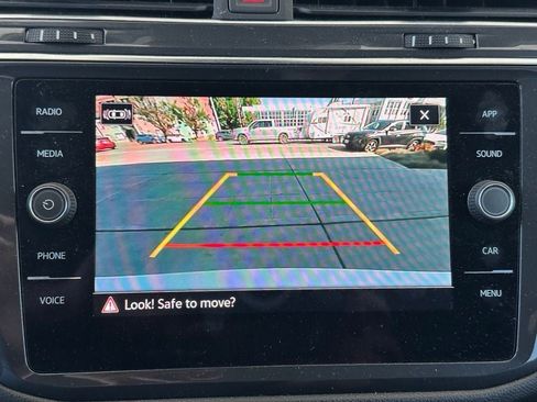 Used 2023 Volkswagen Tiguan SE w/ Panoramic Sunroof Package AWD/4WD image 11