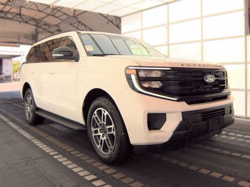 Used 2025 Ford Expedition Active AWD/4WD image 4