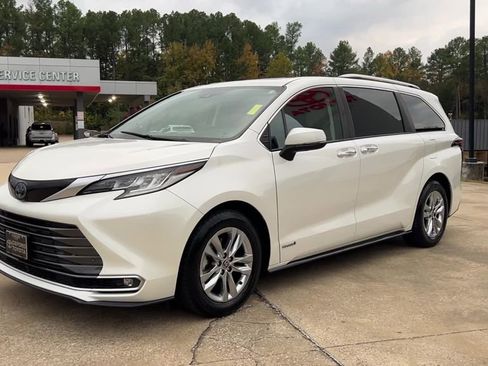 Used 2021 Toyota Sienna Limited image 2