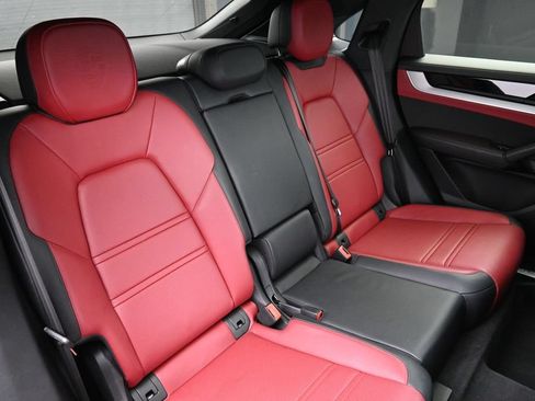 Certified 2025 Porsche Cayenne Coupe AWD/4WD image 28
