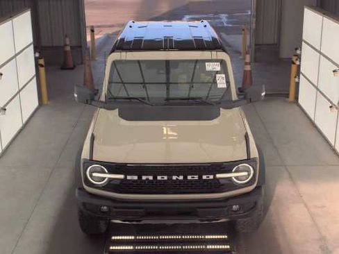 Used 2025 Ford Bronco Outer Banks image 2