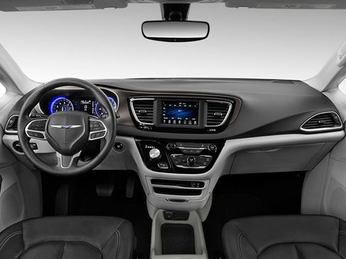 Used 2022 Chrysler Voyager LX image 3