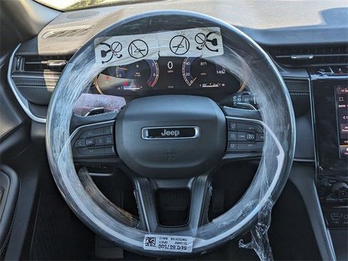 New 2025 Jeep Grand Cherokee Laredo X w/ Luxury Tech Group I image 16