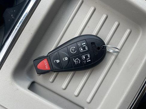 Used 2015 Chrysler Town & Country Touring w/ Driver Convenience Group FWD image 29