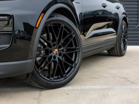 New 2025 Porsche Macan 4S Electric image 12