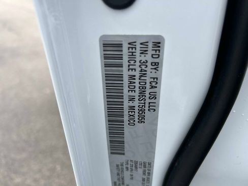 Used 2025 Jeep Compass Latitude image 34