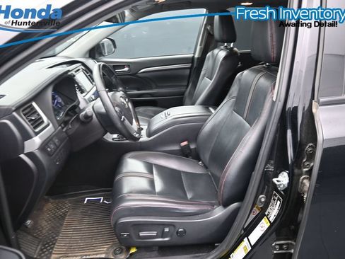 Used 2019 Toyota Highlander SE w/ Nightshade Edition AWD/4WD image 15