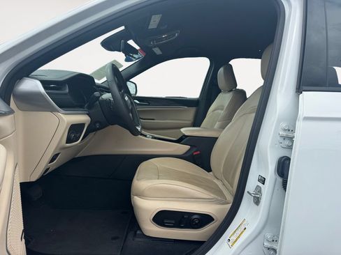 Used 2023 Jeep Grand Cherokee Limited w/ Luxury Tech Group II RWD image 9