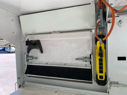 Used 2017 Ford E-350 and Econoline 350 Super Duty image 35