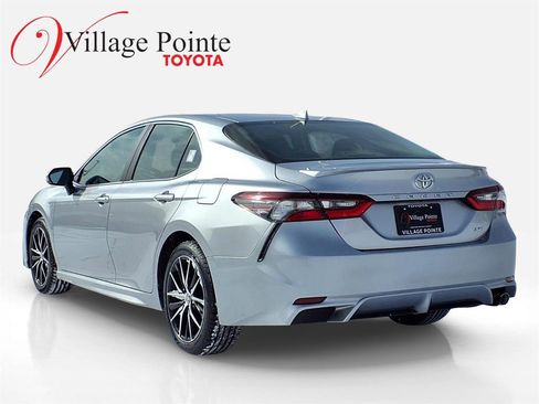 Used 2024 Toyota Camry SE image 3