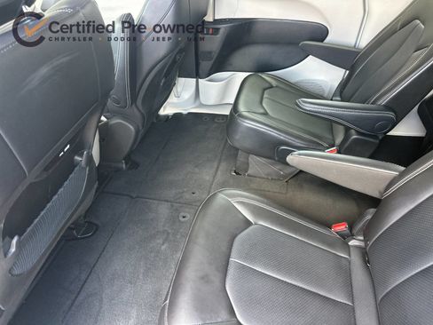 Used 2024 Chrysler Pacifica Touring-L FWD image 13
