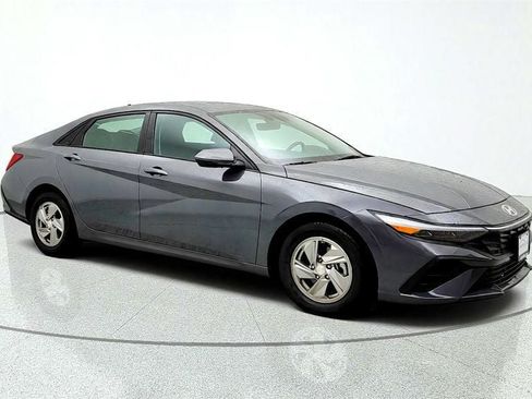 Used 2025 Hyundai Elantra SE FWD image 3