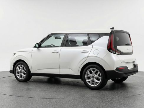 Used 2025 Kia Soul LX w/ LX Technology Package FWD image 6