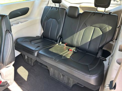Used 2023 Chrysler Pacifica Touring-L FWD image 12