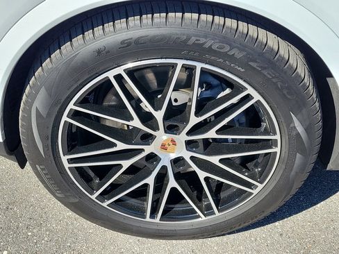 Certified 2025 Porsche Cayenne Coupe image 12