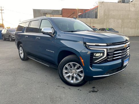 Used 2025 Chevrolet Suburban Premier RWD image 1