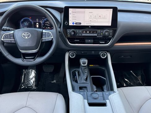 Used 2025 Toyota Grand Highlander AWD Hybrid image 18