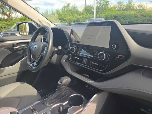 Used 2024 Toyota Highlander Limited image 10