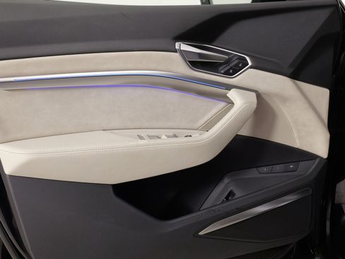 Used 2019 Audi e-tron Prestige w/ Prestige Package image 26