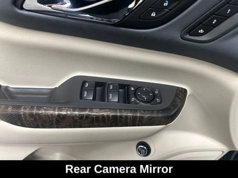 Used 2022 GMC Acadia Denali w/ Denali Technology Package FWD image 10