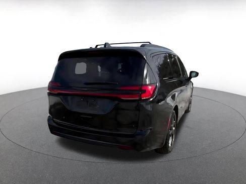 Used 2025 Chrysler Pacifica Limited image 15